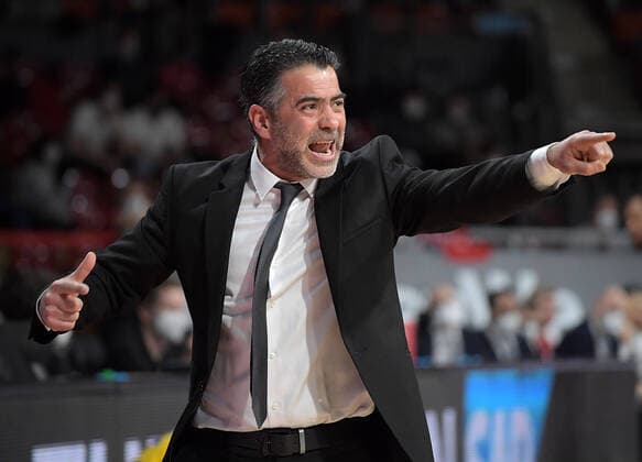 03.02.2022, xemx, Basketball Euroleague, FC Bayern Muenchen - Maccabi Electra Tel Aviv emspor, v.l. Cheftrainer Ioannis Sfairopoulos (Maccabi Electra Tel Aviv) gibt Anweisungen, gestikuliert mit den Armen, gesticulate, gives instructions Muenchen
