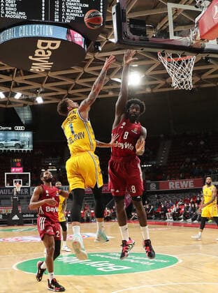 Othello Hunter (Bayern Basketball, 8) versucht Scottie Wilbekin (Maccabi Tel Aviv, 1) zu blocken GER, FC Bayern Basketball vs. Maccabi Tel Aviv, EuroLeague, Saison 2021 2022, 03.02.2022, GER, FC Bayern Basketball vs. Maccabi Tel Aviv, EuroLeague, Saison 2021 2022, 03.02.2022, Muenchen Copyright: xEIBNER MarcelxEngelbrechtx EP_EER