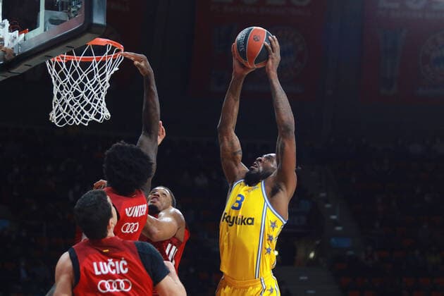8 Tegba Othello Hunter (FCBB) gegen 8 Jalen Reynolds (Maccabi) Basketball EuroLeague FC Bayern Muenchen - Maccabi Tel Aviv Audi Dome am 03.02.2022 FOTO: Mladen Lackovic LakoPress