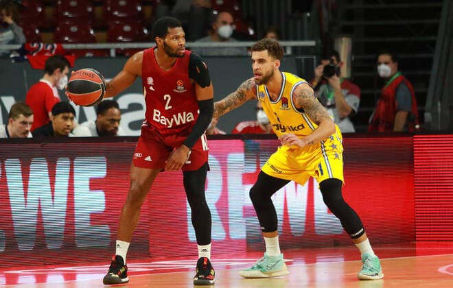 2 Corey Walden (FCBB) rot gegen 1 Scottie Wilbekin (Maccabi) Basketball EuroLeague FC Bayern Muenchen - Maccabi Tel Aviv Audi Dome am 03.02.2022 FOTO: Mladen Lackovic LakoPress