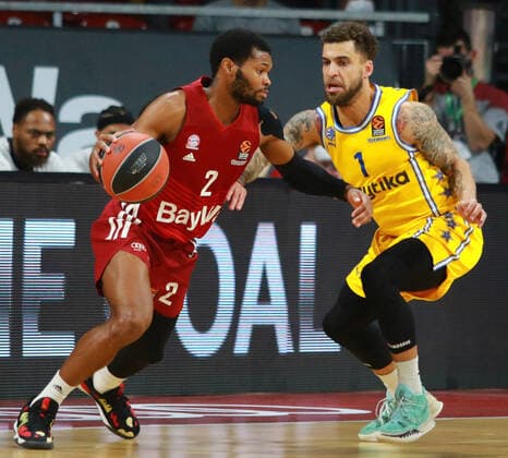 2 Corey Walden (FCBB) rot gegen 1 Scottie Wilbekin (Maccabi) Basketball EuroLeague FC Bayern Muenchen - Maccabi Tel Aviv Audi Dome am 03.02.2022 FOTO: Mladen Lackovic LakoPress