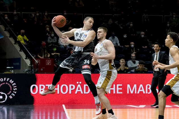 Basketball Loewen Braunschweig - s.Oliver Wuerzburg Felix Hoffmann (Nr. 34 s.Oliver Wuerzburg) Martin Peterka (Nr. 15 Basketball Loewen Braunschweig) Basketball Loewen Braunschweig - s.Oliver Wuerzburg, Basketball, BBL, Saison 2021 2022, 03.02.2022 Braunschweig Copyright: xEibner-Pressefoto Jan-FredericxHelbigx