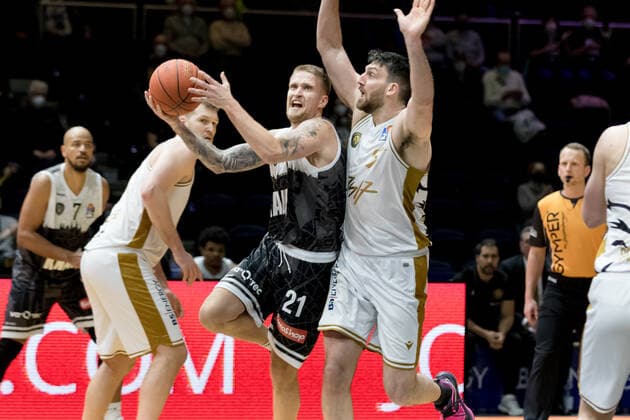 Sport Bilder des Tages Basketball Loewen Braunschweig - s.Oliver Wuerzburg Aigars Skele (Nr. 21 s.Oliver Wuerzburg) Owen Klassen (Nr. 5 Basketball Loewen Braunschweig) Basketball Loewen Braunschweig - s.Oliver Wuerzburg, Basketball, BBL, Saison 2021 2022, 03.02.2022 Braunschweig Copyright: xEibner-Pressefoto Jan-FredericxHelbigx