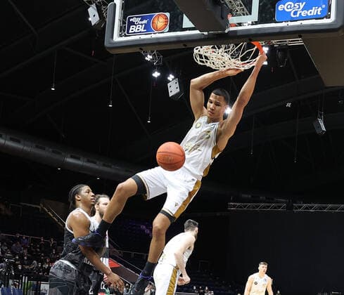 Brandon Tischler (Basketball Loewen Braunschweig) Dunking