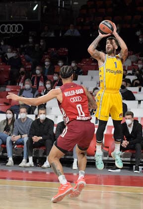 03.02.2022, xemx, Basketball Euroleague, FC Bayern Muenchen - Maccabi Electra Tel Aviv emspor, v.l. Nick Weiler-Babb (FC Bayern Basketball), Scottie Wilbekin (Maccabi Electra Tel Aviv) Muenchen