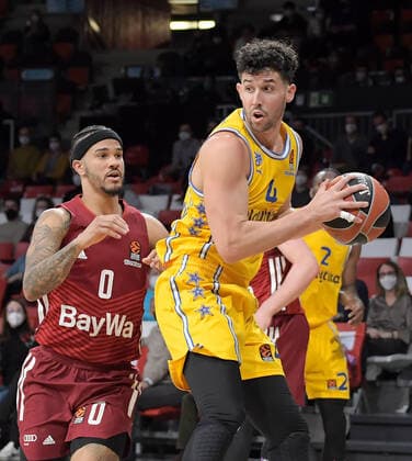 03.02.2022, xemx, Basketball Euroleague, FC Bayern Muenchen - Maccabi Electra Tel Aviv emspor, v.l. Nick Weiler-Babb (FC Bayern Basketball), Angelo Caloiaro (Maccabi Electra Tel Aviv) Muenchen