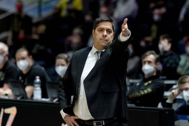 Basketball Loewen Braunschweig - s.Oliver Wuerzburg Emotionen Niederlage letzte sekunden Sasa Filipovski (Trainer s.Oliver Wuerzburg) Basketball Loewen Braunschweig - s.Oliver Wuerzburg, Basketball, BBL, Saison 2021 2022, 03.02.2022 Braunschweig Copyright: xEibner-Pressefoto Jan-FredericxHelbigx