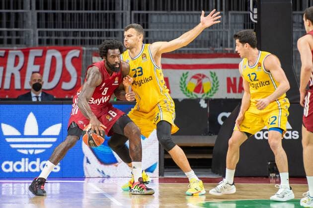 Othello Hunter 8 (FC Bayern), Ante Zizic 23 (Maccabi Fox Tel Aviv), John DiBartolomeo 12 (Maccabi Fox Tel Aviv), FC Bayern Basketball vs. Maccabi Fox Tel Aviv, Euroleague, 03.02.2022 Muenchen Bayern Deutschland