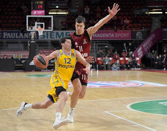 03.02.2022, xemx, Basketball Euroleague, FC Bayern Muenchen - Maccabi Electra Tel Aviv emspor, v.l. John Dibartolomeo (Maccabi Electra Tel Aviv), Vladimir Lucic (FC Bayern Basketball) Muenchen