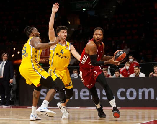 03.02.2022, Basketball Euroleague, FC Bayern Basketball vs Maccabi Tel Aviv, Muenchen, Basketball, im Bild: Jalen Reynolds (Maccabi Tel Aviv), Angelo Caloiaro (Maccabi Tel Aviv) und Deshaun Thomas (FCB Basketball)
