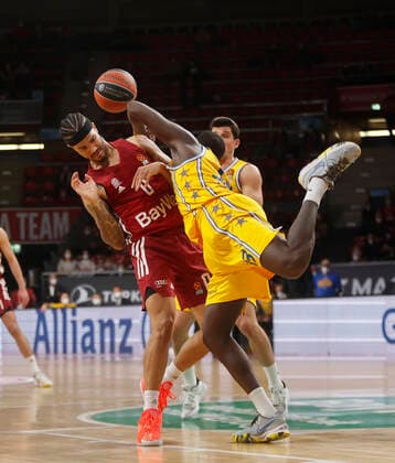 03.02.2022, Basketball Euroleague, FC Bayern Basketball vs Maccabi Tel Aviv, Muenchen, Basketball, im Bild: Nick Weiler-Babi (FCB Basketball) vs Khyri Thomas (Maccabi Tel Aviv)
