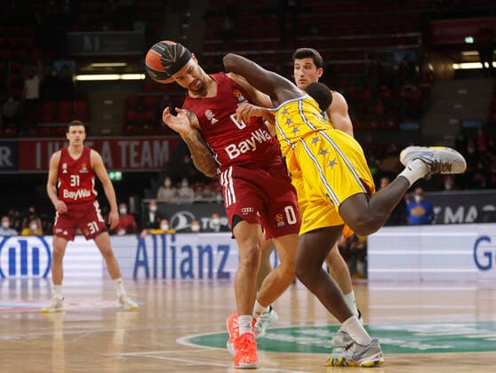 03.02.2022, Basketball Euroleague, FC Bayern Basketball vs Maccabi Tel Aviv, Muenchen, Basketball, im Bild: Nick Weiler-Babi (FCB Basketball) vs Khyri Thomas (Maccabi Tel Aviv)