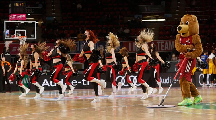 03.02.2022, Basketball Euroleague, FC Bayern Basketball vs Maccabi Tel Aviv, Muenchen, Basketball, im Bild: FCB Cheerleaders und Bernie