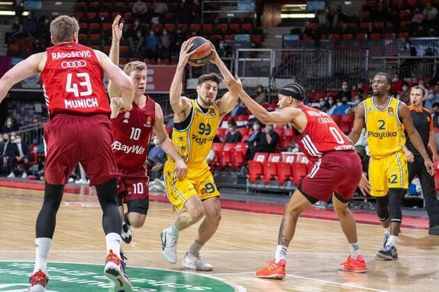 Leon Radosevic 43 (FC Bayern), Ognjen Jaramaz 10 (FC Bayern), Yiftach Ziv 99 (Maccabi Fox Tel Aviv), Nick Weiler-Babb 0 (FC Bayern), FC Bayern Basketball vs. Maccabi Fox Tel Aviv, Euroleague, 03.02.2022 Muenchen Bayern Deutschland