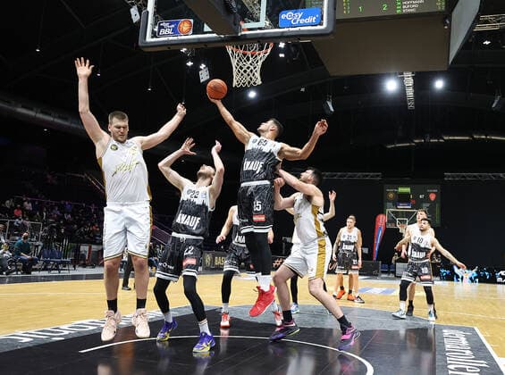 Filip Stanic (s.Oliver Wuerzburg), Martin Peterka (Basketball Loewen Braunschweig)15