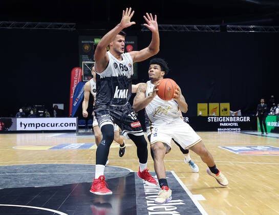 Filip Stanic (s.Oliver Wuerzburg)65, Tookie Brown (Basketball Loewen Braunschweig)0