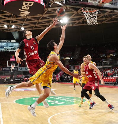 Vladimir Lucic (Bayern Basketball, 11) versucht John Dibartolomeo (Maccabi Tel Aviv, 12) am Wurf zu hindern GER, FC Bayern Basketball vs. Maccabi Tel Aviv, EuroLeague, Saison 2021 2022, 03.02.2022, GER, FC Bayern Basketball vs. Maccabi Tel Aviv, EuroLeague, Saison 2021 2022, 03.02.2022, Muenchen Copyright: xEIBNER MarcelxEngelbrechtx EP_EER