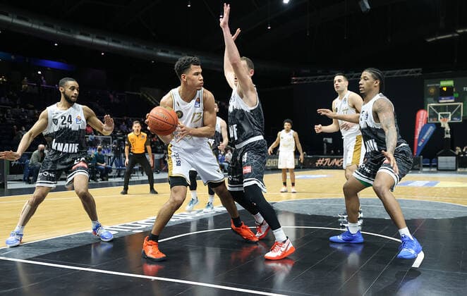 Brandon Tischler (Basketball Loewen Braunschweig) am Ball