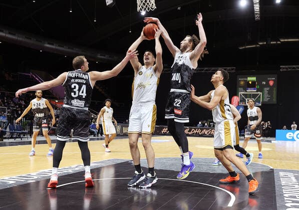Felix Hoffmann (s.Oliver Wuerzburg)34, Benedikt Turudic (Basketball Loewen Braunschweig)44,Craig Moller (s.Oliver Wuerzburg)22, Brandon Tischler (Basketball Loewen Braunschweig)13