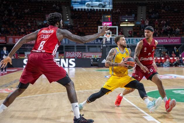 Othello Hunter 8 (FC Bayern), Scottie Wilbekin 1 (Maccabi Fox Tel Aviv), Nick Weiler-Babb 0 (FC Bayern), FC Bayern Basketball vs. Maccabi Fox Tel Aviv, Euroleague, 03.02.2022 Muenchen Bayern Deutschland