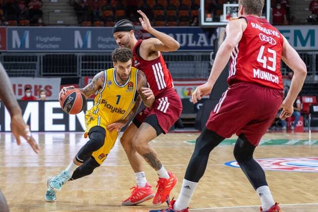 Scottie Wilbekin 1 (Maccabi Fox Tel Aviv), Nick Weiler-Babb 0 (FC Bayern), FC Bayern Basketball vs. Maccabi Fox Tel Aviv, Euroleague, 03.02.2022 Muenchen Bayern Deutschland