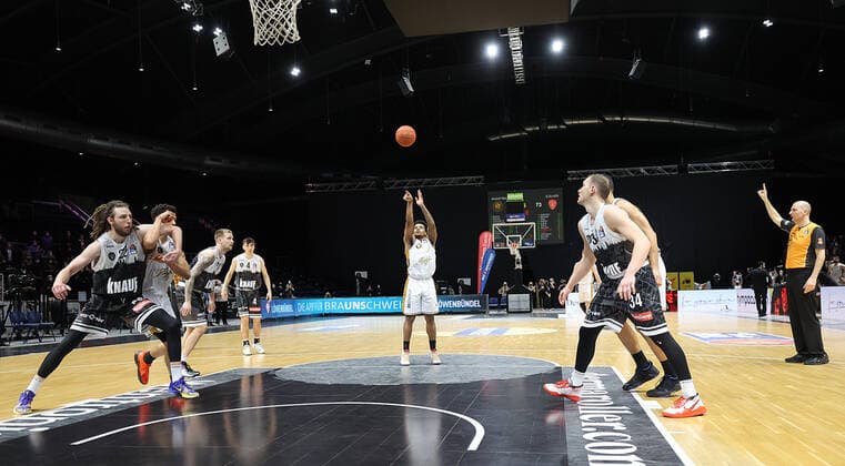 Tookie Brown (Basketball Loewen Braunschweig) erzielte per Freiwurerfe den Sieg