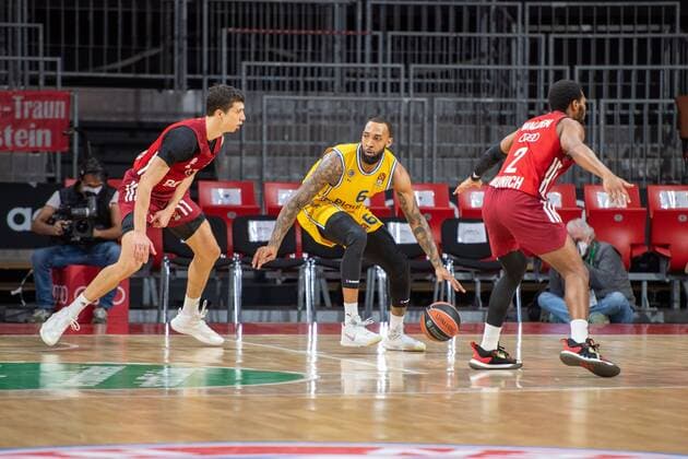 Vladimir Lucic 11 (FC Bayern), Derrick Williams 6 (Maccabi Fox Tel Aviv), Corey Walden 2 (FC Bayern), FC Bayern Basketball vs. Maccabi Fox Tel Aviv, Euroleague, 03.02.2022 Muenchen Bayern Deutschland