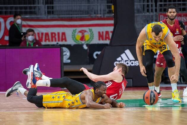 Keenan Evans 2 (Maccabi Fox Tel Aviv), Leon Radosevic 43 (FC Bayern), Ante Zizic 23 (Maccabi Fox Tel Aviv), FC Bayern Basketball vs. Maccabi Fox Tel Aviv, Euroleague, 03.02.2022 Muenchen Bayern Deutschland