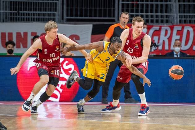 Ognjen Jaramaz 10 (FC Bayern), Keenan Evans 2 (Maccabi Fox Tel Aviv), Leon Radosevic 43 (FC Bayern), FC Bayern Basketball vs. Maccabi Fox Tel Aviv, Euroleague, 03.02.2022 Muenchen Bayern Deutschland