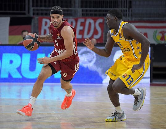 03.02.2022, xemx, Basketball Euroleague, FC Bayern Muenchen - Maccabi Electra Tel Aviv emspor, v.l. Nick Weiler-Babb (FC Bayern Basketball), Khyri Thomas (Maccabi Electra Tel Aviv) Muenchen