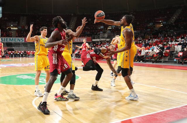 Jalen Reynolds (Maccabi Tel Aviv, 8) spielt den Ball ins Aus GER, FC Bayern Basketball vs. Maccabi Tel Aviv, EuroLeague, Saison 2021 2022, 03.02.2022, GER, FC Bayern Basketball vs. Maccabi Tel Aviv, EuroLeague, Saison 2021 2022, 03.02.2022, Muenchen Copyright: xEIBNER MarcelxEngelbrechtx EP_EER