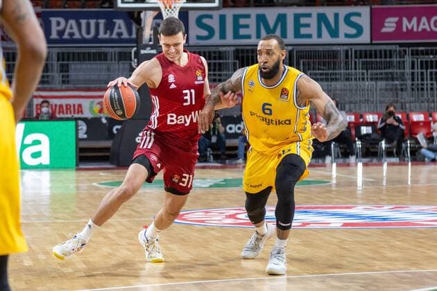 Zan Mark Sisko 31 (FC Bayern), Derrick Williams 6 (Maccabi Fox Tel Aviv), FC Bayern Basketball vs. Maccabi Fox Tel Aviv, Euroleague, 03.02.2022 Muenchen Bayern Deutschland