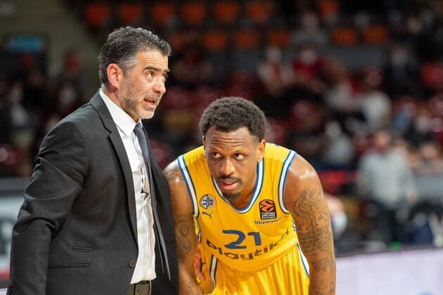 Head Coach Ioannis Sfairopoulos (Maccabi Fox Tel Aviv), James Nunnally 21 (Maccabi Fox Tel Aviv), FC Bayern Basketball vs. Maccabi Fox Tel Aviv, Euroleague, 03.02.2022 Muenchen Bayern Deutschland