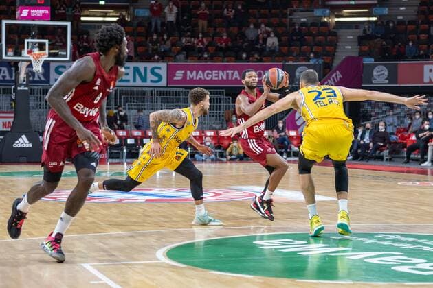 Othello Hunter 8 (FC Bayern), Corey Walden 2 (FC Bayern), Ante Zizic 23 (Maccabi Fox Tel Aviv), FC Bayern Basketball vs. Maccabi Fox Tel Aviv, Euroleague, 03.02.2022 Muenchen Bayern Deutschland