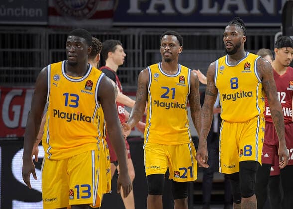 03.02.2022, xemx, Basketball Euroleague, FC Bayern Muenchen - Maccabi Electra Tel Aviv emspor, v.l. Mannschaft, Spieler, enttaeuscht, enttaeuscht schauend nach Spielende, dissapointed at the end of the match Muenchen