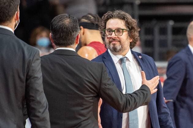 Head Coach Andrea Trinchieri (FC Bayern) verbaschiedet sich von Head Coach Ioannis Sfairopoulos (Maccabi Fox Tel Aviv), FC Bayern Basketball vs. Maccabi Fox Tel Aviv, Euroleague, 03.02.2022 Muenchen Bayern Deutschland