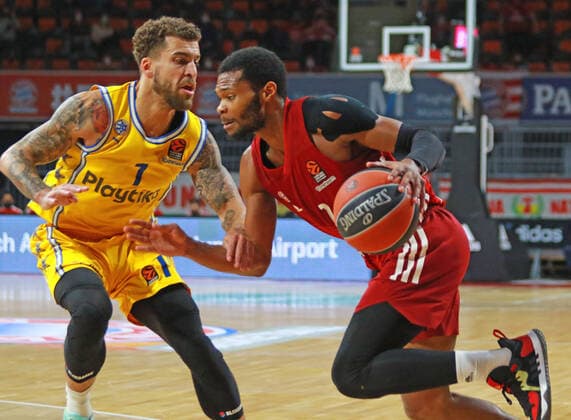 2 Corey Walden (FCBB) rot gegen 1 Scottie Wilbekin (Maccabi) Basketball EuroLeague FC Bayern Muenchen - Maccabi Tel Aviv Audi Dome am 03.02.2022 FOTO: Mladen Lackovic LakoPress