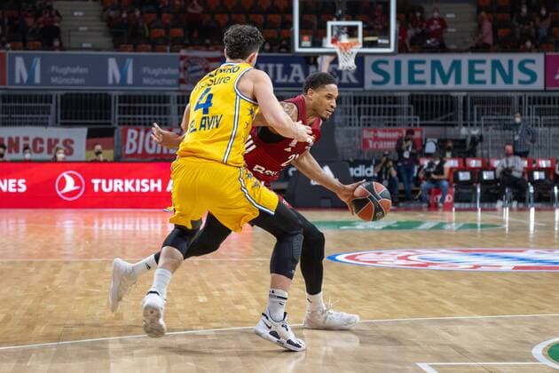 Angelo Caloiaro 4 (Maccabi Fox Tel Aviv), Augustine Rubit 21 (FC Bayern), FC Bayern Basketball vs. Maccabi Fox Tel Aviv, Euroleague, 03.02.2022 Muenchen Bayern Deutschland