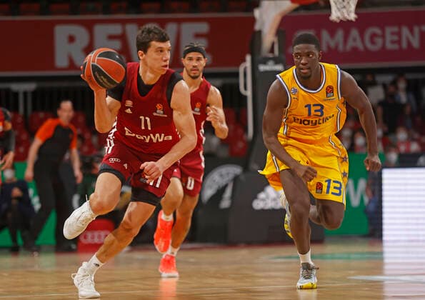 03.02.2022, Basketball Euroleague, FC Bayern Basketball vs Maccabi Tel Aviv, Muenchen, Basketball, im Bild: Vladimir Lucic (FCB Basketball), Nick Weiler-Babi (FCB Basketball) und Khyri Thomas (Maccabi Tel Aviv)