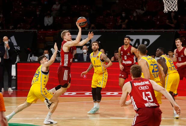03.02.2022, Basketball Euroleague, FC Bayern Basketball vs Maccabi Tel Aviv, Muenchen, Basketball, im Bild: Iftah Ziv (Maccabi Tel Aviv), Ognjen Jaramaz (FCB Basketball),Scottie Wilbekin (Maccabi Tel Aviv), Nick Weiler-Babi (FCB Basketball), Leon Radosevic (FCB Basketball), Ante Zizic (Maccabi Tel Aviv), Khyri Thomas (Maccabi Tel Aviv) und Andreas Obst (FCB Basketball)