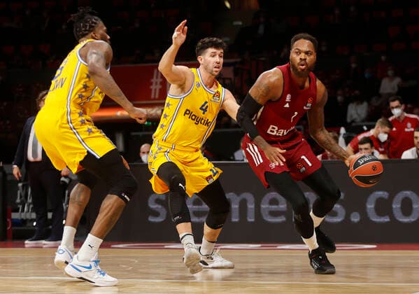 03.02.2022, Basketball Euroleague, FC Bayern Basketball vs Maccabi Tel Aviv, Muenchen, Basketball, im Bild: Jalen Reynolds (Maccabi Tel Aviv), Angelo Caloiaro (Maccabi Tel Aviv) und Deshaun Thomas (FCB Basketball)