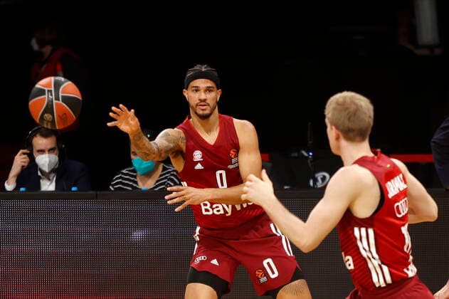 03.02.2022, Basketball Euroleague, FC Bayern Basketball vs Maccabi Tel Aviv, Muenchen, Basketball, im Bild: Nick Weiler-Babi (FCB Basketball) und Ognjen Jaramaz (FCB Basketball)