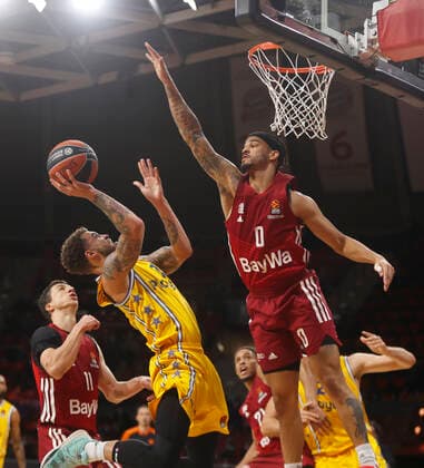 03.02.2022, Basketball Euroleague, FC Bayern Basketball vs Maccabi Tel Aviv, Muenchen, Basketball, im Bild: Vladimir Lucic (FCB Basketball), Scottie Wilbekin (Maccabi Tel Aviv) und Nick Weiler-Babi (FCB Basketball)