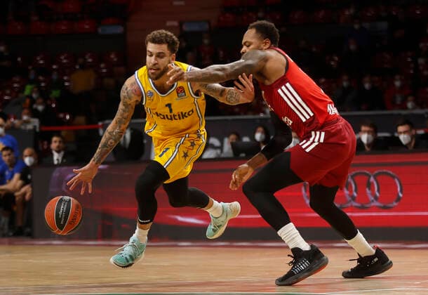 03.02.2022, Basketball Euroleague, FC Bayern Basketball vs Maccabi Tel Aviv, Muenchen, Basketball, im Bild: Scottie Wilbekin (Maccabi Tel Aviv) vs Deshaun Thomas (FCB Basketball)