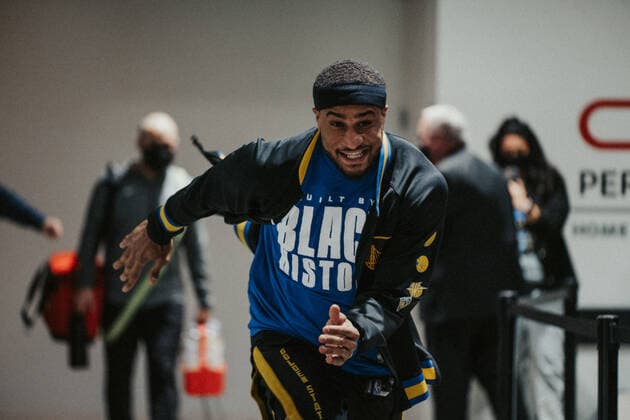 03.02.2022, USA, San Francisco, Chase Center, Basketball Herren, NBA, Basketball Herren, USA Saison 2021 2022, Golden State Warriors - Sacramento Kings Gary Payton II beim Einzug in die Halle