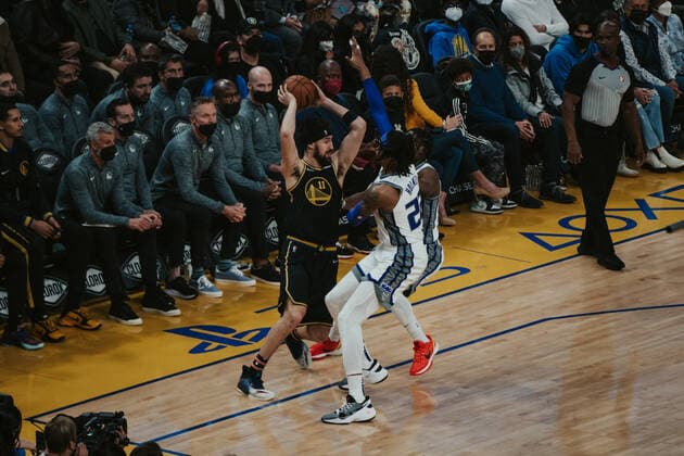 03.02.2022, USA, San Francisco, Chase Center, Basketball Herren, NBA, Basketball Herren, USA Saison 2021 2022, Golden State Warriors - Sacramento Kings Klay Thompson (Warriors li.) gegen Richaun Holmes (Kings, re.)