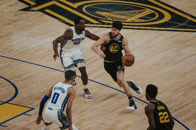 03.02.2022, USA, San Francisco, Chase Center, Basketball Herren, NBA, Basketball Herren, USA Saison 2021 2022, Golden State Warriors - Sacramento Kings Klay Thompson (Warriors re.) gegen Harrison Barnes (Kings, li.)