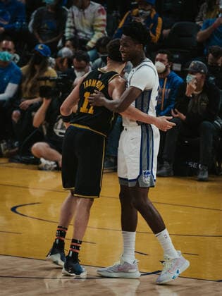 03.02.2022, USA, San Francisco, Chase Center, Basketball Herren, NBA, Basketball Herren, USA Saison 2021 2022, Golden State Warriors - Sacramento Kings Klay Thompson (Warriors li.) umarmt Damian Jones (Kings, re.)