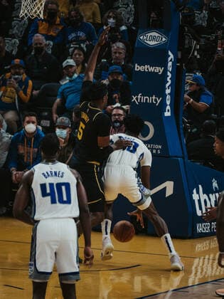03.02.2022, USA, San Francisco, Chase Center, Basketball Herren, NBA, Basketball Herren, USA Saison 2021 2022, Golden State Warriors - Sacramento Kings Kevon Looney (Warriors li.) gegen Damian Jones (Kings, re.)