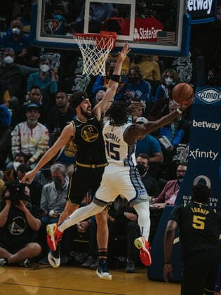 03.02.2022, USA, San Francisco, Chase Center, Basketball Herren, NBA, Basketball Herren, USA Saison 2021 2022, Golden State Warriors - Sacramento Kings Klay Thompson (Warriors li.) gegen Davion Mitchell (Kings, re.)